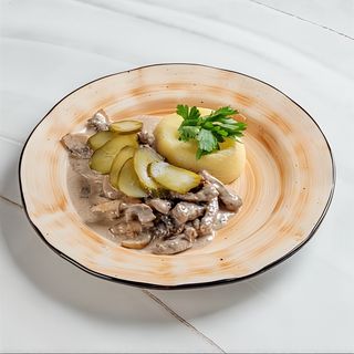 Мясо по-строгановски с картофельным пюре и грибами