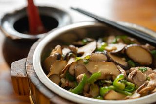 60. Пържено свинско с печурки (700г)