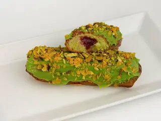 Еклер з фісташкою та малиновим конфі (1oz)