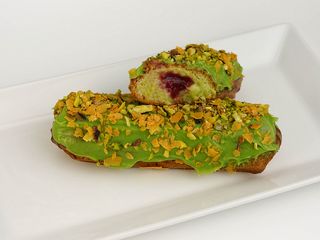 Еклер з фісташкою та малиновим конфі (1oz)