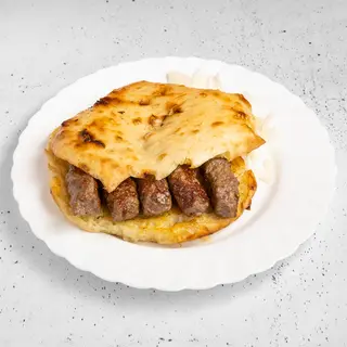 Ćevapčići a ajvarom i lukom