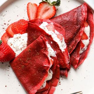 კრეპი ვანილის კრემით და მარწყვის ტოპინგით