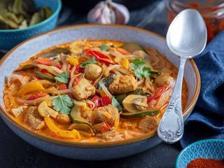 Zupa tajska z kurczakiem, mleczkiem kokosowym warzywami i makaronem ryżowym (400ml)