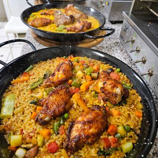Paella di pollo e verdure
