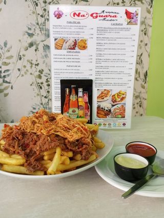 Papas Locas Con Carne Mechada Con Pollo Mechado Y Salsas