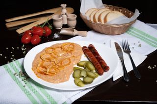 Fasole batuta cu ceapa si carnat