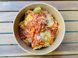 Ravioli di ricotta e spinaci con ragu alla bolognese