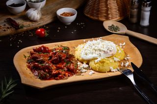 Tochitură de pasăre cu mămăliguță