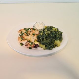 Lignje na žaru s prilogom