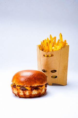 Back for school burger + pomfrit