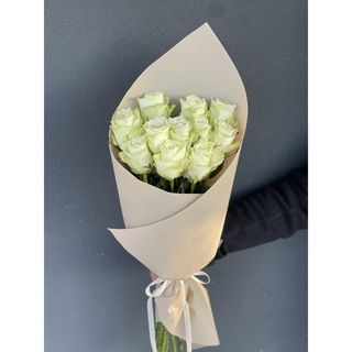 11 білих троянд з пакуванням