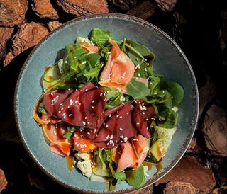 Салат з хамоном, сиром Дор Блю та грушей