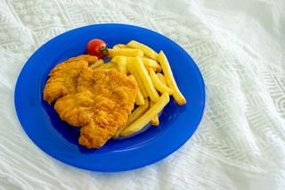 Snitel de pui cu cartofi prajiti