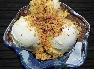 Цедено кисело мляко с мед и орехи