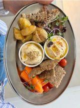 Hummus Con Crackers Y Crudités