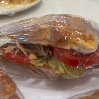 Croissant relleno de cangrejo y huevo con mahonesa 