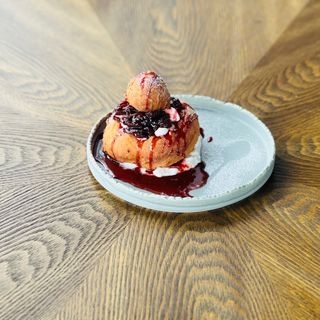 Papanaș cu dulceață și smântână