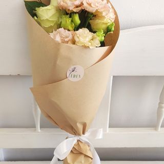 Buchet 3 trandafiri, 2 eustoma,și Toffifee