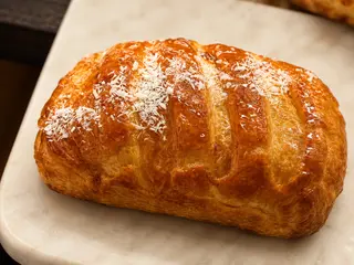 Рогалик с творогом и изюмом (100г)
