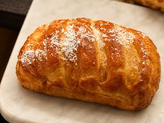 Рогалик с творогом и изюмом (100г)