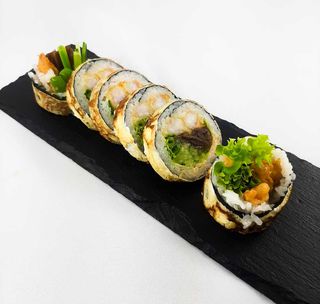 02.Tamago Futomaki z krewetkami w tempurze i warzywami 6szt.