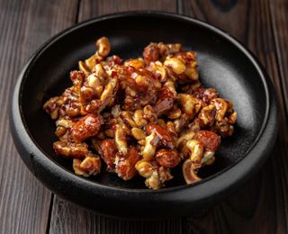 Nuci, chili şi bacon