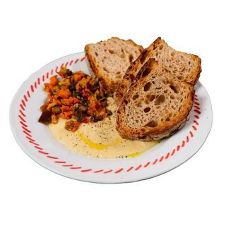 Hummus e verdure servito con pane tostato