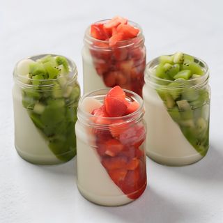 Yogurt Bianco con frutta in bicchiere