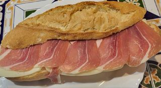 Bocata Jamón Serrano Con Queso
