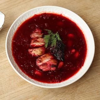 Борщ з білими грибами, копченою грушею і квасолею