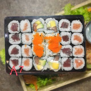 A7.  24 Peças Maki Salmão