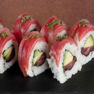 Spicy atun ura roll