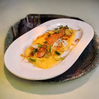 Tople bruskete sa spanaćem, dimljenim lososom, poširanim jajetom i sosom od sira