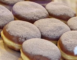 Pączek z budyniem waniliowym