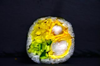 Futomaki krewetka w tempurze, majonez, warzywa 6 szt.