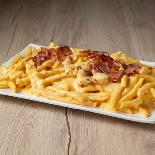 Patatine fritte con salsiccia e cheddar