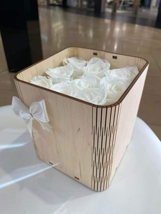 Flowerbox -  naturalne, białe wieczne róże