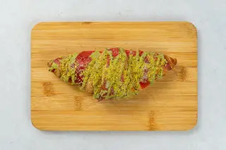 Croissant malinowy z polewą pistacjową 110g