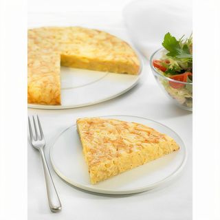 porción de tortilla de patatas  con media ración ensaladilla rusa con atún