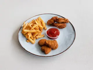 Skrzydełka lub nuggetsy z frytkami 70g