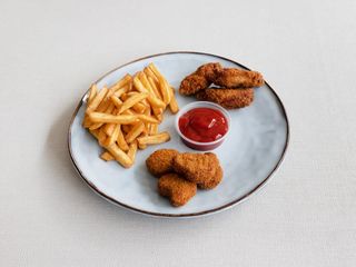 Skrzydełka lub nuggetsy z frytkami 70g