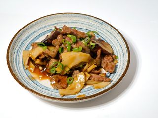 Ternera con bambú y setas