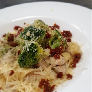 Паста з куркою та брокколі