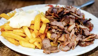 Plato de kebab con patatas