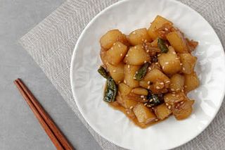 19. Задушени картофи със соев сос (500г)