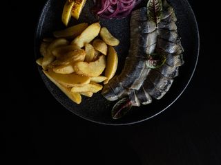 Оселедець з картопляними діпами (130/150/30г)