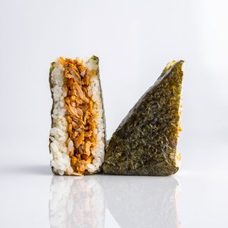 Онігірі з лососем