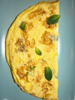 Omelette di gallina felice alla menta con foglie d'insalata 