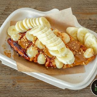WAFFLE C/ TOPPINGS, GELADO E FRUTA MASSA SEMI-FOLHADA