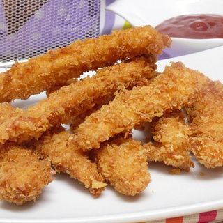 Pollo fritto crujiente con ensalada